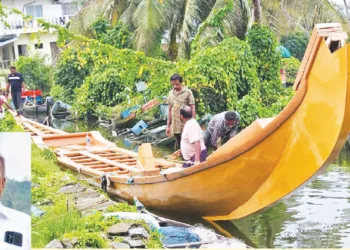 ജോണ്‍ നിര്‍മിച്ച ചുണ്ടന്‍ വള്ളം നീറ്റിലിറക്കിയപ്പോള്‍ (ഇന്‍സെറ്റില്‍ ജോണ്‍)
