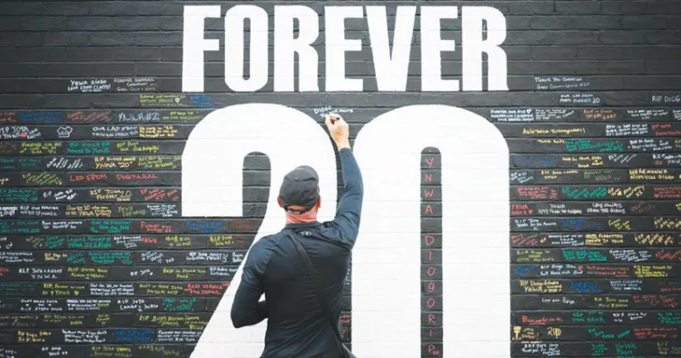 ഡീഗോ ജോട്ടയുടെ ഓര്‍മ്മയ്ക്ക് ലിവര്‍പൂളിന്റെ ആന്‍ഫില്‍ഡ് സ്റ്റേഡിയം സമുച്ചയത്തില്‍ പണിത മതിലില്‍ ആരാധകലിരൊരാള്‍ സ്‌നേഹക്കുറിപ്പ് എഴുതിയപ്പോള്‍