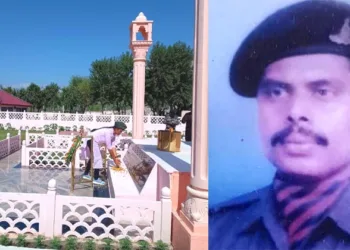 കാര്‍ഗില്‍ യുദ്ധസ്മാരകത്തില്‍ ആദരവ് അര്‍പ്പിക്കുന്ന മേജര്‍ അമ്പിളി ലാല്‍ കൃഷ്ണ, ലാന്‍സ് നായിക്ക് സന്തോഷ് കുമാര്‍