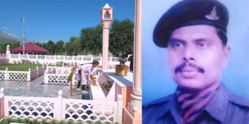 കാര്‍ഗില്‍ യുദ്ധസ്മാരകത്തില്‍ ആദരവ് അര്‍പ്പിക്കുന്ന മേജര്‍ അമ്പിളി ലാല്‍ കൃഷ്ണ, ലാന്‍സ് നായിക്ക് സന്തോഷ് കുമാര്‍