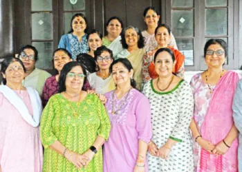 തൃപ്പൂണിത്തുറ വനിതാ കഥകളി സംഘത്തിലെ അംഗങ്ങള്‍