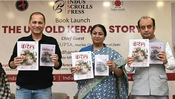 ലവ് ജിഹാദിലൂടെ കേരളത്തിലെ പെണ്‍കുട്ടികളെ സിറിയയിലെ ഐഎസ്ഐഎസ് ക്യാമ്പില്‍ എത്തിക്കുന്നുവെന്ന് വിമര്‍ശിക്കുന്ന കേരള സ്റ്റോറി എന്ന സിനിമയെ ആധാരമാക്കി എഴുതിയ ദ അണ്‍ടോള്‍ഡ് കേരള സ്റ്റോറി എന്ന ഹിന്ദി, ഇംഗ്ലീഷ്  പുസ്തകങ്ങള്‍ പ്രകാശനം ചെയ്യുന്ന ദല്‍ഹി മുഖ്യമന്ത്രി രേഖാ ഗുപ്ത (നടുവില്‍) സുധാംശു ചതുര്‍വേദി (വലത്ത്)