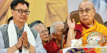 നവതി ആഘോഷ ചടങ്ങിനെ ദലൈലാമ അഭിസംബോധന ചെയ്യുന്നു. കേന്ദ്രമന്ത്രി കിരണ്‍ റിജിജു സമീപം