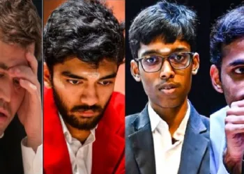 മാഗ്നസ് കാള്‍സന്‍ (ഇടത്ത്)ഗുകേഷ് ഡി, ആര്‍. പ്രജ്ഞാനന്ദ, അര്‍ജുന്‍ എരിഗെയ്സി (രണ്ടു മുതല്‍ നാല് വരെ ഇടത്ത് നിന്നും വലത്തോട്ട്)