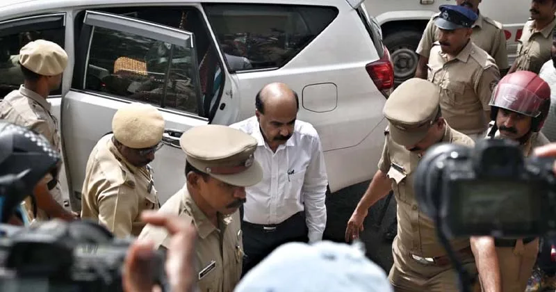 വിദ്യാര്ഥികള് എന്ന വ്യാജേന ചിലര് അക്രമം നടത്തി; തെരഞ്ഞെടുപ്പില് സ്ഥാനാര്ഥികളാവാനാണ് ഇവരുടെ ശ്രമം: വൈസ് ചാന്സലര് മോഹനന് കുന്നുമ്മല്