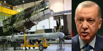 നിര്‍ഭയ് എന്ന ക്രൂയിസ് മിസൈലിന്‍റെ പുതിയ പതിപ്പ് ഗ്രീസിലെ പ്രദര്‍ശനവേദിയില്‍ (ഇടത്ത്) തുര്‍ക്കി പ്രസിഡന്‍റ് എര്‍ദോഗാന്‍ (വലത്ത്)