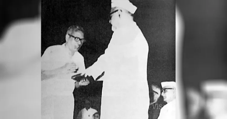 പ്രസിഡന്റ് സക്കീര്‍ ഹുസൈനില്‍ നിന്നും ടി.കെ. പരീക്കുട്ടി
പ്രഥമ ദേശീയ അവാര്‍ഡ് ഏറ്റുവാങ്ങുന്നു