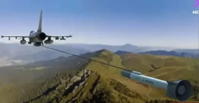 പറന്നുപോകുന്ന ഒറിജിനല്‍ റഫാല്‍ വിമാനത്തിന്‍റെ വാലില്‍ കെട്ടിയ ഓപ്റ്റിക് ഫൈബറില്‍ കെട്ടിവലിക്കുന്ന എക്സ് ഗാര്‍ഡ് എന്ന വ്യാജ റഫാല്‍ വിമാനം. ഈ എക്സ് ഗാര്‍ഡിനെയാണ് പാകിസ്ഥാന്‍ അയച്ച പിഎല്‍-15 മിസൈലുകള്‍ അടിച്ചിട്ടത്. ഇന്ത്യ പാകിസ്ഥാനെ വഞ്ചിക്കാന്‍ വേണ്ടി ഉപയോഗിച്ച ഒരു ചതിപ്രയോഗമാണ് ഈ എക്സ് ഗാര്‍ഡ്. എഐ സഹായത്തോടെ റഫാലിന് തുല്യമായ സിഗ്നലുകള്‍ പുറത്തുവിട്ടുകൊണ്ടേയിരിക്കുന്ന എക്സ് ഗാര്‍ഡ് ഇസ്രയേല്‍ നല്‍കിയ സാങ്കേതിക വിദ്യ ഉപയോഗിച്ച് സൃഷ്ടിച്ചതാണ്.