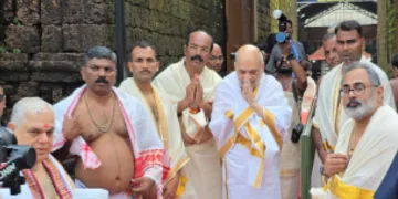 കേന്ദ്ര ആഭ്യന്തരമന്ത്രി അമിത് ഷാ തളിപ്പറമ്പ് രാജരാജേശ്വര ക്ഷേത്രത്തില്‍ ദര്‍ശനം നടത്തുന്നു. രാജീവ് ചന്ദ്രശേഖര്‍ സമീപം