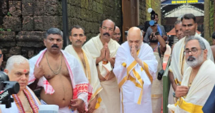 കേന്ദ്ര ആഭ്യന്തരമന്ത്രി അമിത് ഷാ തളിപ്പറമ്പ് രാജരാജേശ്വര ക്ഷേത്രത്തില്‍ ദര്‍ശനം നടത്തുന്നു. രാജീവ് ചന്ദ്രശേഖര്‍ സമീപം