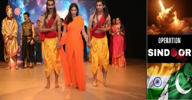 രാമായണം നാടകം പാകിസ്ഥാനിലെ കറാച്ചിയില്‍ അരങ്ങേറിയപ്പോള്‍ (ഇടത്ത്)