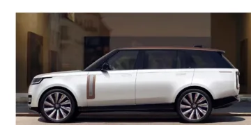 ബ്രിട്ടനില്‍ നിര്‍മ്മിക്കുന്ന ജാഗ്വാര്‍ ലാന്‍റ് റോവറിന്‍റെ പ്രീമിയം ആഡംബരക്കാര്‍ ആയ റേഞ്ച് റോവര്‍ എസ് വി