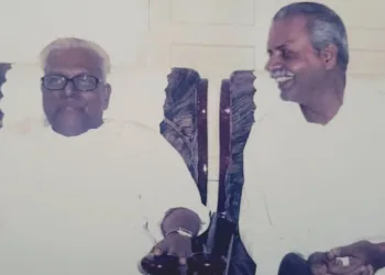 വി.എസ്. അച്ച്യുതാനന്ദനും യോഗ പരിശീലകന്‍ സുധീറും (ഫയല്‍ ചിത്രം)