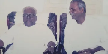 വി.എസ്. അച്ച്യുതാനന്ദനും യോഗ പരിശീലകന്‍ സുധീറും (ഫയല്‍ ചിത്രം)