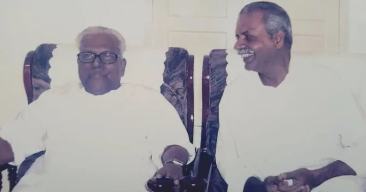 വി.എസ്. അച്ച്യുതാനന്ദനും യോഗ പരിശീലകന്‍ സുധീറും (ഫയല്‍ ചിത്രം)