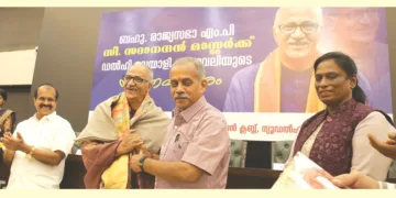 രാജ്യസഭാ എംപി സി. സദാനന്ദന്‍ മാസ്റ്റര്‍ക്ക് ന്യൂദല്‍ഹി കോണ്‍സ്റ്റിറ്റിയൂഷന്‍ ക്ലബില്‍ ദല്‍ഹി മലയാളി പൗരാവലി സംഘടിപ്പിച്ച സ്നേഹാദരത്തില്‍ പ്രജ്ഞാപ്രവാഹ് ദേശീയ സംയോജകന്‍ ജെ. നന്ദകുമാര്‍ പൊന്നാടയണിയിച്ചപ്പോള്‍. കേന്ദ്രമന്ത്രി ജോര്‍ജ് കുര്യന്‍, ഡോ. പി.ടി. ഉഷ എംപി എന്നിവര്‍ സമീപം.