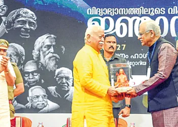 ശിക്ഷാ സംസ്‌കൃതി ഉത്ഥാന്‍ ന്യാസ് കൊച്ചിയില്‍ സംഘടിപ്പിച്ച ജ്ഞാനസഭയില്‍ മുഖ്യാതിഥിയായി പങ്കെടുത്ത ആര്‍എസ്എസ് സര്‍സംഘചാലക് മോഹന്‍ ഭാഗവതിന് ആദിശങ്കര എന്‍ജിനീയറിങ് കോളജ് മാനേജിങ് ട്രസ്റ്റി
അഡ്വ. ആനന്ദ് ആദിശങ്കര ശില്‍പം സമ്മാനിക്കുന്നു. ഗവര്‍ണര്‍ ഡോ. രാജേന്ദ്ര വിശ്വനാഥ് ആര്‍ലേക്കര്‍, ഉത്ഥാന്‍ ന്യാസ് ദേശീയ ജനറല്‍ സെക്രട്ടറി അതുല്‍ കോത്താരി സമീപം