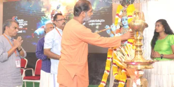 ബാലഗോകുലം ദക്ഷിണ കേരളം സുവര്‍ണജയന്തി സമ്മേളനം അരുവിപ്പുറം ക്ഷേത്രം മഠാധിപതി സ്വാമി സാന്ദ്രാനന്ദ കൃഷ്ണവിഗ്രഹത്തില്‍ ഹാരാര്‍പ്പണം നടത്തി ഉദ്ഘാടനം ചെയ്യുന്നു