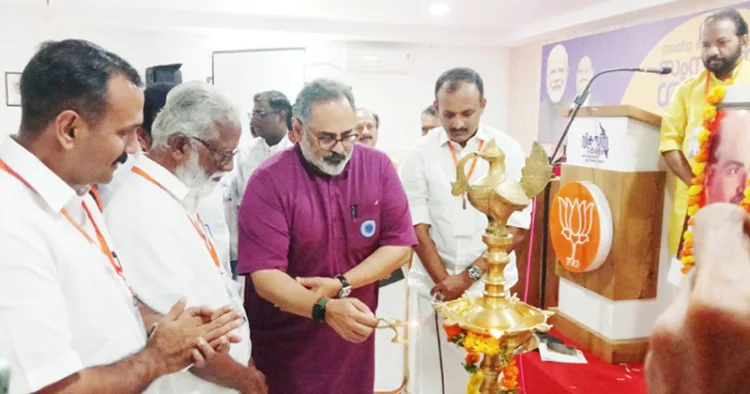 ബിജെപി സംസ്ഥാന ശില്പശാല കോട്ടയത്ത് എ.ബി. വാജ്‌പേയി ഭവനില്‍ സംസ്ഥാന പ്രസിഡന്റ് രാജീവ് ചന്ദ്രശേഖര്‍
ഉദ്ഘാടനം ചെയ്യുന്നു. സംസ്ഥാന വൈസ് പ്രസിഡന്റ് അഡ്വ. ഷോണ്‍ ജോര്‍ജ്, മുന്‍ സംസ്ഥാന പ്രസിഡന്റ് കുമ്മനം
രാജശേഖരന്‍, കോട്ടയം വെസ്റ്റ് മണ്ഡലം പ്രസിഡന്റ് ലിജിന്‍ ലാല്‍, സംസ്ഥാന ജനറല്‍ സെക്രട്ടറി അഡ്വ. എസ്. സുരേഷ് തുടങ്ങിയവര്‍ സമീപം