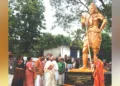 തളിപ്പറമ്പ രാജരാജേശ്വര ക്ഷേത്രാങ്കണത്തില്‍ നിര്‍മിച്ച ശിവന്റെ വെങ്കലരൂപം അനാച്ഛാദനം ചെയ്തശേഷം ഗവര്‍ണര്‍ രാജേന്ദ്ര വിശ്വനാഥ ആര്‍ലക്കേര്‍ പ്രണമിക്കുന്നു