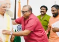 ബിഡിജെഎസ് സംസ്ഥാന അദ്ധ്യക്ഷന്‍ തുഷാര്‍ വെള്ളാപ്പള്ളി ഗവര്‍ണര്‍ രാജേന്ദ്ര ആര്‍ലേക്കറിനെ രാജ്ഭവനില്‍ സന്ദര്‍ശിക്കുന്നു. അഡ്വ. സിനില്‍ മുണ്ടപ്പള്ളി, അഡ്വ. പി.എസ്. ജ്യോതിസ് സമീപം