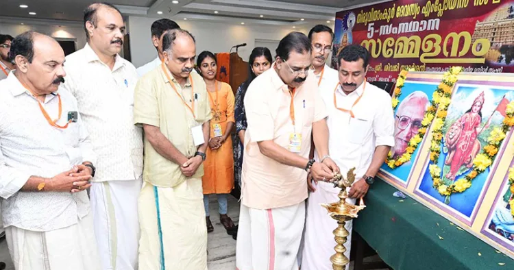 തിരുവനന്തപുരം അനന്തപുരം ആഡിറ്റോറിയത്തില് നടന്ന തിരുവിതാംകൂര് ദേവസ്വം എംപ്ലോയീസ് സംഘ് സംസ്ഥാന സമ്മേളനം ബിഎംഎസ് സംസ്ഥാന പ്രസിഡന്റ് ശിവജി സുദര്ശന് ഉദ്ഘാടനം ചെയ്യുന്നു. സംസ്ഥാന വര്ക്കിങ് പ്രസിഡന്റ് എന്.ബി. കൃഷ്ണകുമാര്, അഡ്വ. എന്.ബി. മുരളീധരന് (ബിഎംഎസ് പ്രഭാരി), ആര്എസ്എസ് ദക്ഷിണ കേരള പ്രാന്തകാര്യവാഹ് ടി.വി. പ്രസാദ്ബാബു, സംസ്ഥാന പ്രസിഡന്റ് കെ.പി. പരമേശ്വരന്, ബിഎംഎസ് ജില്ലാ പ്രസിഡന്റ് രാഖേഷ് തുടങ്ങിയവര് സമീപം