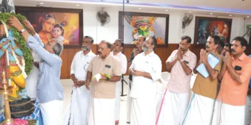 ബാലഗോകുലം ദക്ഷിണ കേരളം സുവര്‍ണ ജയന്തി സംസ്ഥാന സമ്മേളനത്തോടനുബന്ധിച്ച് നടന്ന സംസ്ഥാന നിര്‍വാഹക സമിതി ദക്ഷിണ കേരളം അധ്യക്ഷന്‍ ഡോ. എന്‍. ഉണ്ണികൃഷ്ണന്‍ ശ്രീകൃഷ്ണ വിഗ്രഹത്തില്‍ മാല ചാര്‍ത്തി ഉദ്ഘാടനം ചെയ്യുന്നു