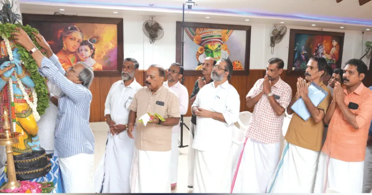 ബാലഗോകുലം ദക്ഷിണ കേരളം സുവര്‍ണ ജയന്തി സംസ്ഥാന സമ്മേളനത്തോടനുബന്ധിച്ച് നടന്ന സംസ്ഥാന നിര്‍വാഹക സമിതി ദക്ഷിണ കേരളം അധ്യക്ഷന്‍ ഡോ. എന്‍. ഉണ്ണികൃഷ്ണന്‍ ശ്രീകൃഷ്ണ വിഗ്രഹത്തില്‍ മാല ചാര്‍ത്തി ഉദ്ഘാടനം ചെയ്യുന്നു
