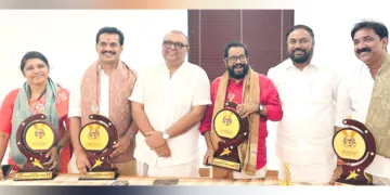 കേന്ദ്ര സര്‍ക്കാരിന്റെ വിവിധ തസ്തികകളില്‍ നിയമിതരായ അഡ്വ.സിനില്‍ മുണ്ടപ്പള്ളി, അഡ്വ.പി.എസ്. ജ്യോതിസ്, അഡ്വ. സംഗീതാ വിശ്വനാഥ്, കെ.എ. ഉണ്ണികൃഷ്ണന്‍, അഡ്വ. പ്രതീഷ് പ്രഭ എന്നിവര്‍ ബിഡിജെഎസ് സംസ്ഥാന അദ്ധ്യക്ഷനും എന്‍ഡിഎ കണ്‍വീനറുമായ തുഷാര്‍ വെള്ളാപ്പള്ളിക്കൊപ്പം