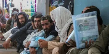 തൊഴിലിന് വേണ്ടി ഖത്തറിലേക്ക് പോകാന്‍ കാത്തിരിക്കുന്ന അഫ്ഗാനിസ്ഥാന്‍കാര്‍