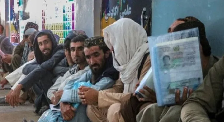 തൊഴിലിന് വേണ്ടി ഖത്തറിലേക്ക് പോകാന് കാത്തിരിക്കുന്ന അഫ്ഗാനിസ്ഥാന്കാര്