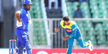 തൃശൂരിനു വേണ്ടി അഞ്ച് വിക്കറ്റ് നേടിയ അജിനാസ്. നോണ്‍സ്‌ട്രൈക്കര്‍ എന്‍ഡില്‍ അര്‍ധസെഞ്ച്വറി നേടിയ സഞ്ജു സാംസണ്‍.