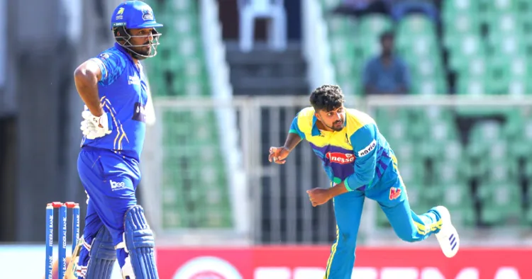 തൃശൂരിനു വേണ്ടി അഞ്ച് വിക്കറ്റ് നേടിയ അജിനാസ്. നോണ്‍സ്‌ട്രൈക്കര്‍ എന്‍ഡില്‍ അര്‍ധസെഞ്ച്വറി നേടിയ സഞ്ജു സാംസണ്‍.