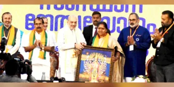 എറണാകുളത്ത് ബിജെപി സംസ്ഥാന നേതൃയോഗ വേദിയില്‍ കേന്ദ്ര ആഭ്യന്തര മന്ത്രി അമിത്ഷായ്ക്ക് പാര്‍ട്ടി സംസ്ഥാന ജന. സെക്രട്ടറി ശോഭാ സുരേന്ദ്രന്‍ ഉപഹാരം സമര്‍പ്പിക്കുന്നു