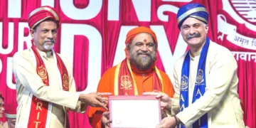 അമൃത വിശ്വവിദ്യാപീഠം അമൃതപുരി ക്യാമ്പസില്‍ നടന്ന ബിരുദദാന ചടങ്ങില്‍ ഇറാന്‍ സ്വദേശി മോജറ്റാബ എനായാട്ടിക്ക് സോഹോ കോര്‍പ്പറേഷന്‍ സ്ഥാപകനായ ഡോ. ശ്രീധര്‍ വേമ്പു സര്‍ട്ടിഫിക്കറ്റ് സമ്മാനിക്കുന്നു. സ്വാമി പൂര്‍ണാമൃതാനന്ദപുരി സമീപം