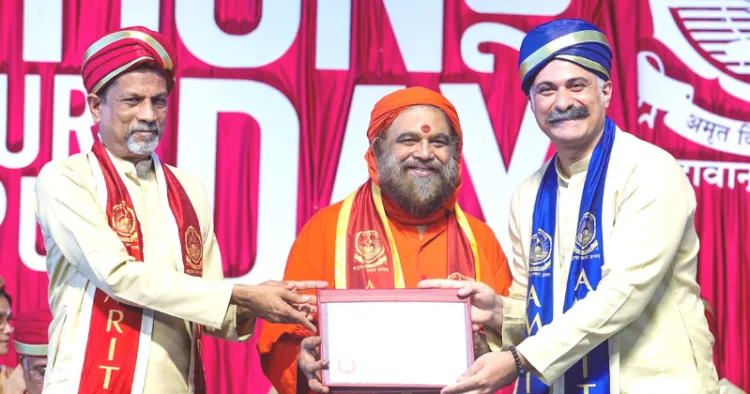 അമൃത വിശ്വവിദ്യാപീഠം അമൃതപുരി ക്യാമ്പസില്‍ നടന്ന ബിരുദദാന ചടങ്ങില്‍ ഇറാന്‍ സ്വദേശി മോജറ്റാബ എനായാട്ടിക്ക് സോഹോ കോര്‍പ്പറേഷന്‍ സ്ഥാപകനായ ഡോ. ശ്രീധര്‍ വേമ്പു സര്‍ട്ടിഫിക്കറ്റ് സമ്മാനിക്കുന്നു. സ്വാമി പൂര്‍ണാമൃതാനന്ദപുരി സമീപം