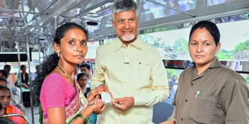 ആന്ധ്രപ്രദേശില്‍ വനിതകള്‍ക്ക് സംസ്ഥാന വ്യാപകമായി സൗജന്യ ബസ് യാത്ര അനുവദിക്കുന്ന 'സ്ത്രീ ശക്തി' പദ്ധതിയുടെ ഉദ്ഘാടനം മുഖ്യമന്ത്രി ചന്ദ്രബാബു നായിഡു നിര്‍വഹിക്കുന്നു