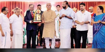 നൂറുല്‍ ഇസ്ലാം എഡ്യൂക്കേഷന്‍ ട്രസ്റ്റും നിംസ് മെഡിസിറ്റിയും ഏര്‍പ്പെടുത്തിയ ഏഴാമത് എപിജെ അവാര്‍ഡ് ഐഎസ്ആര്‍ഒ ചെയര്‍മാന്‍ ഡോ. വി. നാരായണന് ഗവര്‍ണര്‍ രാജേന്ദ്ര വിശ്വനാഥ് ആര്‍ലേക്കര്‍ നല്‍കുന്നു. നൂറുല്‍ ഇസ്ലാം സര്‍വകലാശാല ചാന്‍സലര്‍ ഡോ. എ.പി. മജീദ് ഖാന്‍, നിംസ് മെഡിസിറ്റി എംഡിയും നൂറുല്‍ ഇസ്ലാം സര്‍വകലാശാല പ്രോ ചാന്‍സലറുമായ എം.എസ്. ഫൈസല്‍ ഖാന്‍, ഡോ. ടെസ്സി തോമസ്, കെ. ആന്‍സലന്‍ എംഎല്‍എ തുടങ്ങിയവര്‍ സമീപം