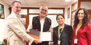 അമൃത സ്‌കൂള്‍ ഓഫ് ബയോടെക്‌നോളജി വിഭാഗം ഡീന്‍ ഡോ. ബിപിന്‍ ജി. നായര്‍, ബാത്ത് സര്‍വകലാശാലയിലെ സയന്‍സ് വിഭാഗം ഡീന്‍ പ്രൊഫ. ഡങ്കന്‍ ക്രെയ്ഗ്, അസോ. ഡീന്‍ പ്രൊഫ. മൊമ്‌ന ഹെജ്മാദി എന്നിവര്‍ ചേര്‍ന്ന് ധാരണാപത്രം കൈമാറുന്നു