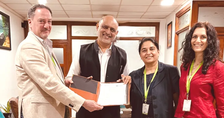 അമൃത സ്‌കൂള്‍ ഓഫ് ബയോടെക്‌നോളജി വിഭാഗം ഡീന്‍ ഡോ. ബിപിന്‍ ജി. നായര്‍, ബാത്ത് സര്‍വകലാശാലയിലെ സയന്‍സ് വിഭാഗം ഡീന്‍ പ്രൊഫ. ഡങ്കന്‍ ക്രെയ്ഗ്, അസോ. ഡീന്‍ പ്രൊഫ. മൊമ്‌ന ഹെജ്മാദി എന്നിവര്‍ ചേര്‍ന്ന് ധാരണാപത്രം കൈമാറുന്നു