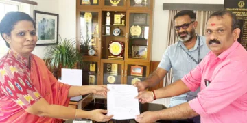 ബെവ്കോ എംപ്ലോയീസ് സംഘ് (ബിഎംഎസ്) സംസ്ഥാന പ്രസിഡന്റ് മനീഷ് കാരിമറ്റം പണിമുടക്ക് നോട്ടീസ് ബീവറേജസ് കോര്‍പറേഷന്‍ എംഡി ഹര്‍ഷിത അട്ടല്ലൂരിക്ക് കൈമാറുന്നു. സംസ്ഥാന വൈസ് പ്രസിഡന്റ് ജഗജിത്ത് രഘുവരന്‍ സമീപം