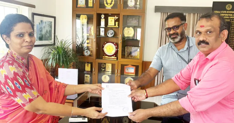 ബെവ്കോ എംപ്ലോയീസ് സംഘ് (ബിഎംഎസ്) സംസ്ഥാന പ്രസിഡന്റ് മനീഷ് കാരിമറ്റം പണിമുടക്ക് നോട്ടീസ് ബീവറേജസ് കോര്‍പറേഷന്‍ എംഡി ഹര്‍ഷിത അട്ടല്ലൂരിക്ക് കൈമാറുന്നു. സംസ്ഥാന വൈസ് പ്രസിഡന്റ് ജഗജിത്ത് രഘുവരന്‍ സമീപം