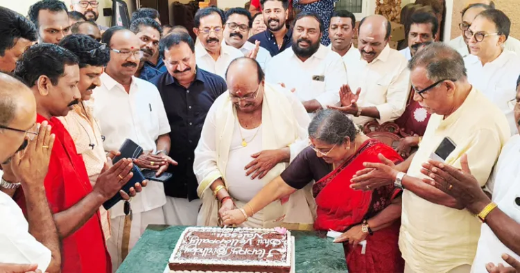 എസ്എന്‍ഡിപി യോഗം ജനറല്‍ സെക്രട്ടറി വെള്ളാപ്പള്ളി നടേശനും ഭാര്യ പ്രീതി നടേശനും ചേര്‍ന്ന് പിറന്നാള്‍ കേക്ക് മുറിക്കുന്നു
