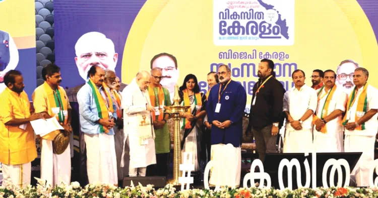 എറണാകുളത്തു ബിജെപി സംസ്ഥാന നേതൃയോഗം കേന്ദ്ര ആഭ്യന്തരമന്ത്രി അമിത്ഷാ ഉദ്ഘാടനം ചെയ്യുന്നു. അഡ്വ. എസ്. സുരേഷ്, അഡ്വ. കെ.എസ്. ഷൈജു, സി.കെ. പത്മനാഭന്‍, കുമ്മനം രാജശേഖരന്‍, എം.ടി. രമേഷ്, സി. സദാനന്ദന്‍ മാസ്റ്റര്‍ എംപി, അപരാജിത സാരംഗി എംപി, പ്രകാശ് ജാവ്‌ദേക്കര്‍, രാജീവ് ചന്ദ്രശേഖര്‍, സുരേഷ് ഗോപി, വി. മുരളീധരന്‍, കെ. സുരേന്ദ്രന്‍, പി.കെ. കൃഷ്ണദാസ്, എ.പി. അബ്ദുള്ളക്കുട്ടി സമീപം