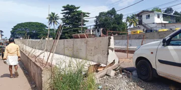 പണി ഇഴഞ്ഞ് നീങ്ങുന്ന സംസ്ഥാനസര്‍ക്കാര്‍ നിര്‍മാണം നടത്തുന്ന പാലവും അപ്രോച്ച് റോഡും