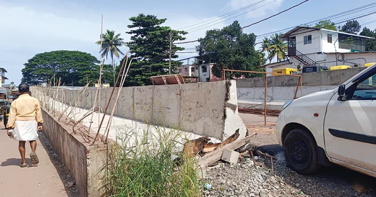 പണി ഇഴഞ്ഞ് നീങ്ങുന്ന സംസ്ഥാനസര്‍ക്കാര്‍ നിര്‍മാണം നടത്തുന്ന പാലവും അപ്രോച്ച് റോഡും