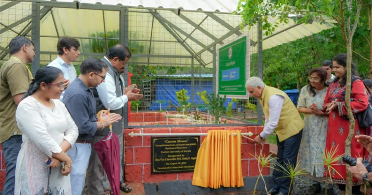 കേരള കേന്ദ്ര സര്‍വകലാശാലയില്‍ കള്ളിമുള്‍ച്ചെടികളുടെ കലവറ വൈസ് ചാന്‍സലര്‍ പ്രൊഫ. സിദ്ദു പി. അല്‍ഗുര്‍ ഉദ്ഘാടനം ചെയ്യുന്നു