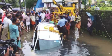 എറണാകുളം തൃപ്പുണിത്തുറ പേട്ടയില്‍ കാനയില്‍ വീണ യൂബര്‍ ടാക്‌സി കാര്‍ ഉയര്‍ത്താനുള്ളശ്രമം. കനത്ത മഴയ്ക്കിടെ വെള്ളമുയര്‍ന്നതോടെ കാനയും റോഡും തിരിച്ചറിയാനാകാതെ കാര്‍ മുങ്ങിപ്പോകുകയായിരുന്നു
