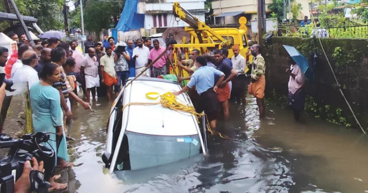 എറണാകുളം തൃപ്പുണിത്തുറ പേട്ടയില്‍ കാനയില്‍ വീണ യൂബര്‍ ടാക്‌സി കാര്‍ ഉയര്‍ത്താനുള്ളശ്രമം. കനത്ത മഴയ്ക്കിടെ വെള്ളമുയര്‍ന്നതോടെ കാനയും റോഡും തിരിച്ചറിയാനാകാതെ കാര്‍ മുങ്ങിപ്പോകുകയായിരുന്നു