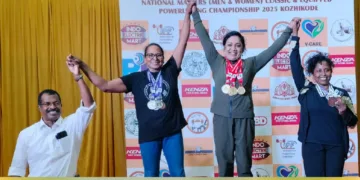 പവര്‍ ലിഫ്റ്റിങ് ക്ലാസിക്കല്‍ ച്യാമ്പ്യന്‍ഷിപ്പില്‍ മെഡല്‍ നേടിയ വനിതാ താരങ്ങള്‍ മോഹന്‍ പീറ്ററിന്(ഇടത്തേയറ്റം) ഒപ്പം